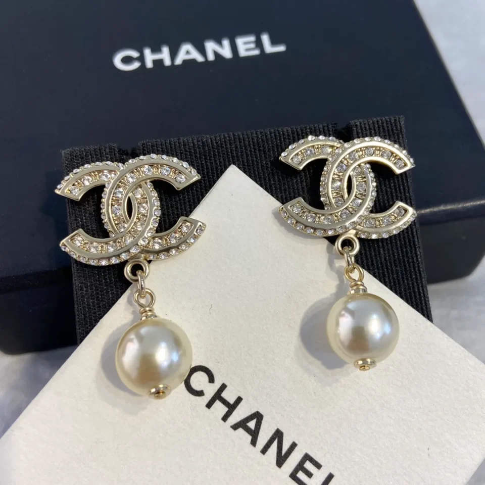 CC Logo Chanel pearl earrings