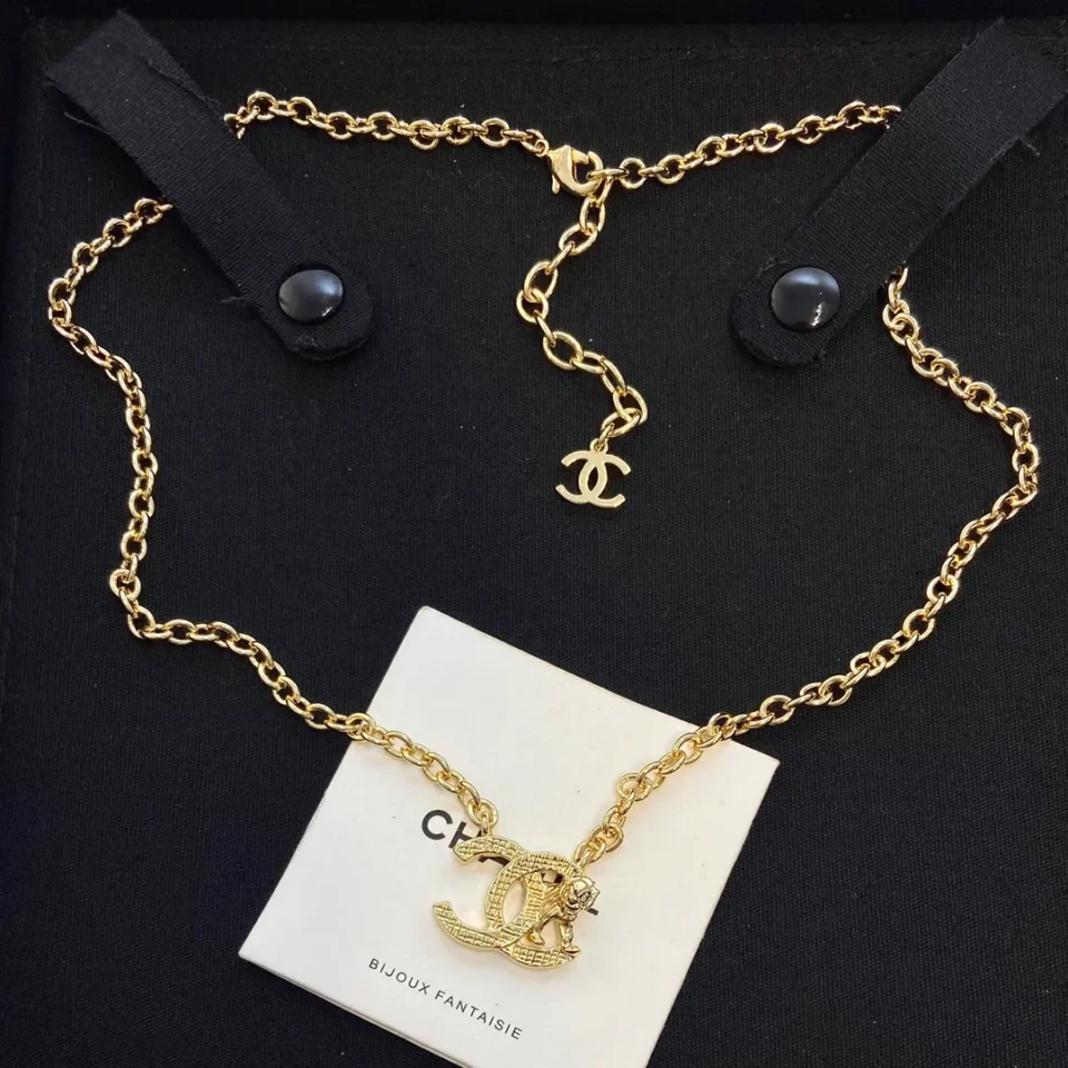 Chanel CC tiger LOGO pedant necklace