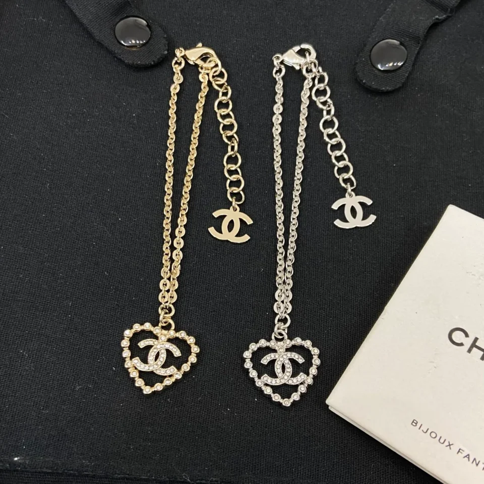 CHANEL hear shape pedant necklace ,golden/silver