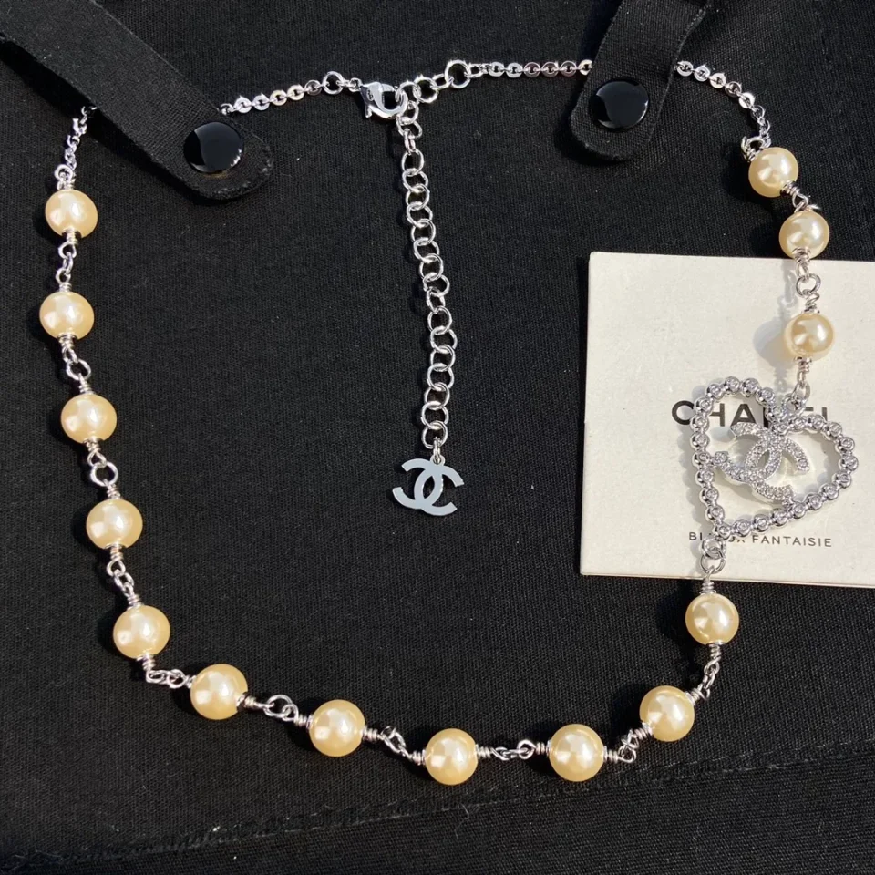 CHANEL hear shape pearl pedant necklace ,golden/silver