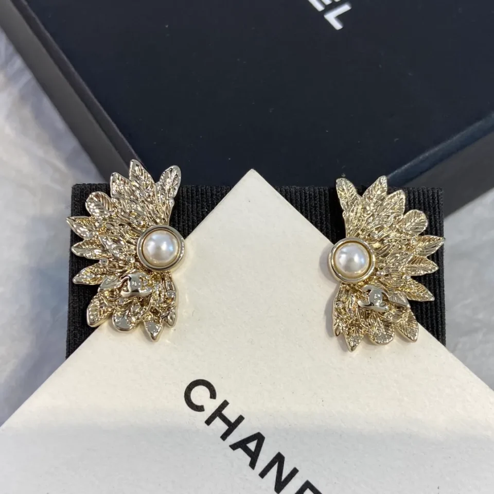 CHANEL feather shape studs