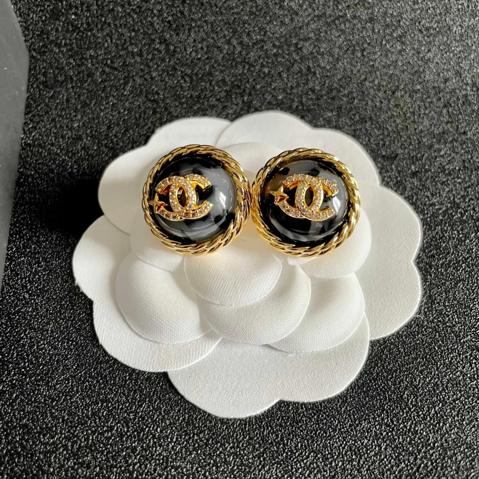 Chanel resin button stud earrings , black ,red