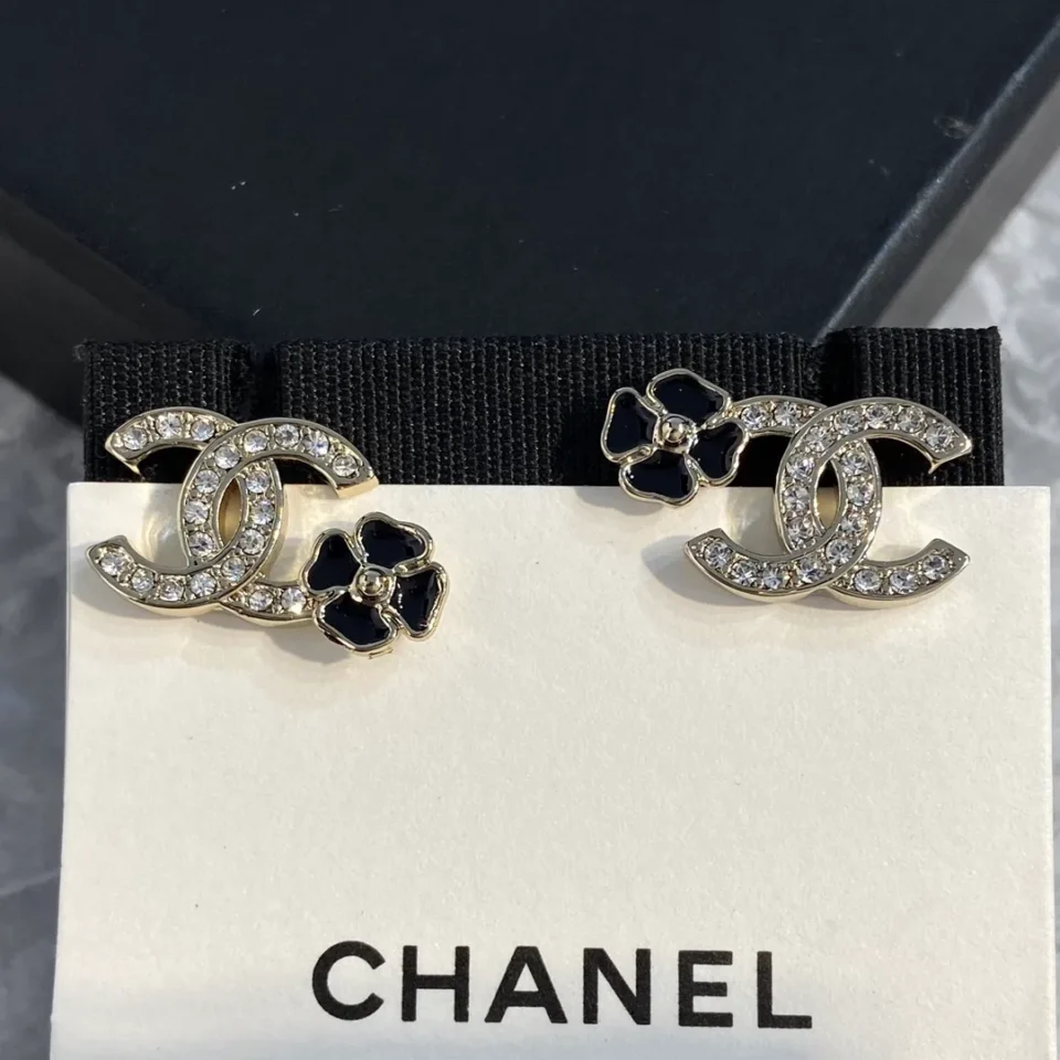 Chanel camellia stud earrings , Black