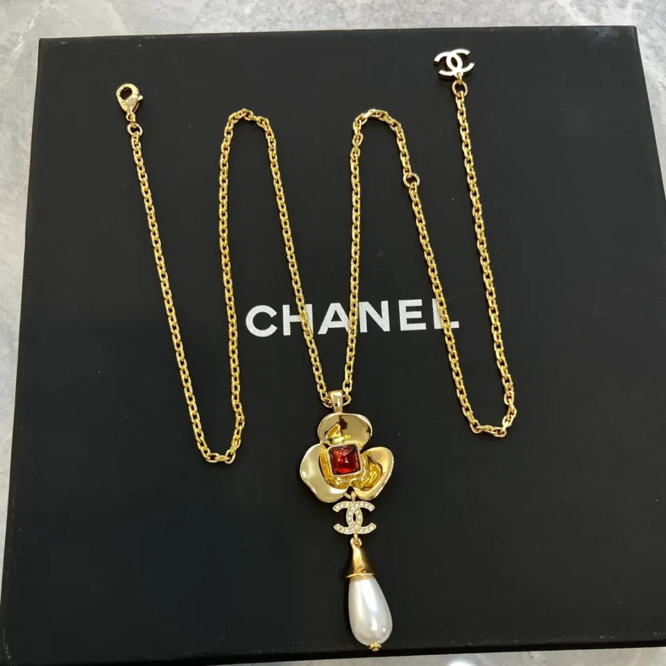 Chanel Camélia pearl pedant necklace