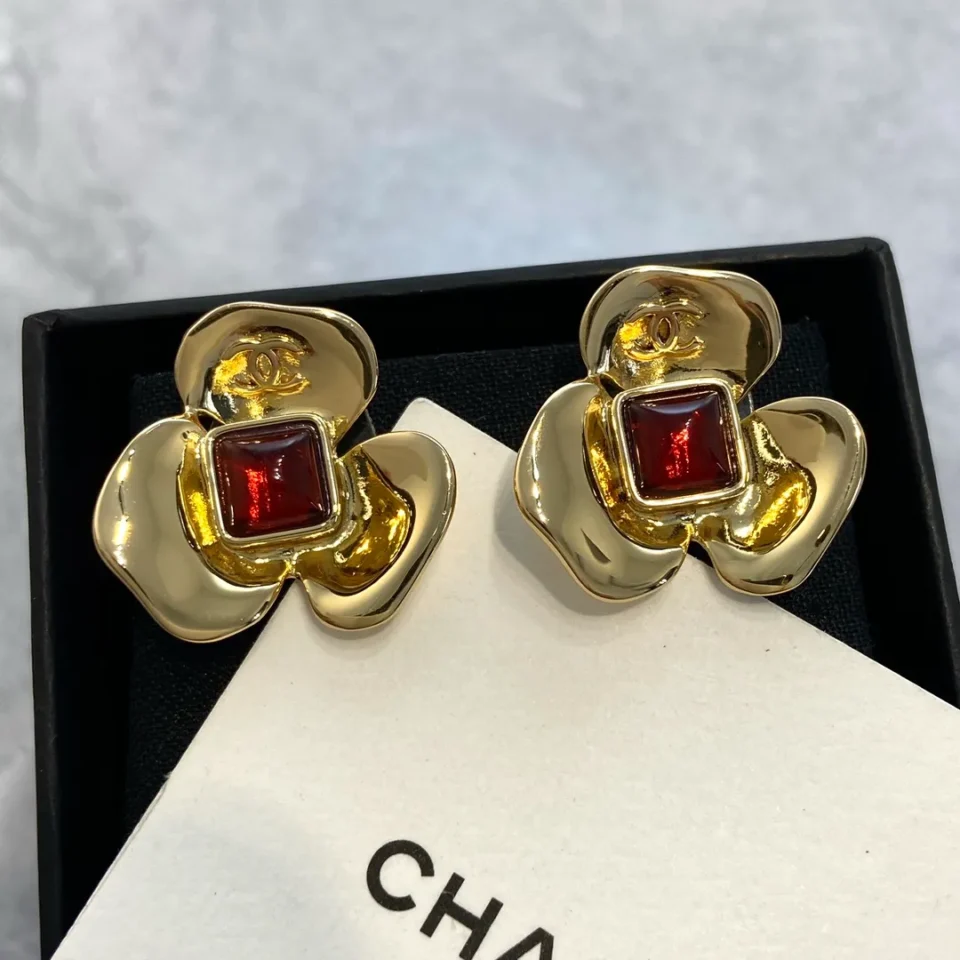 Chanel Camélia pearl Stud Earrings