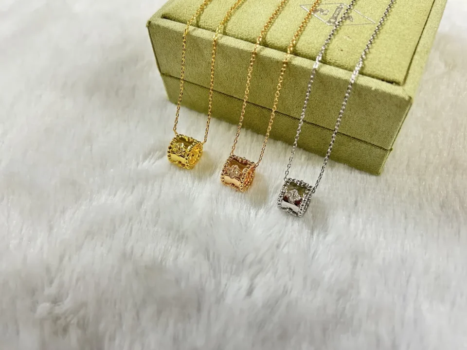 Perlée clovers pendant