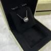 Perlée clovers pendant