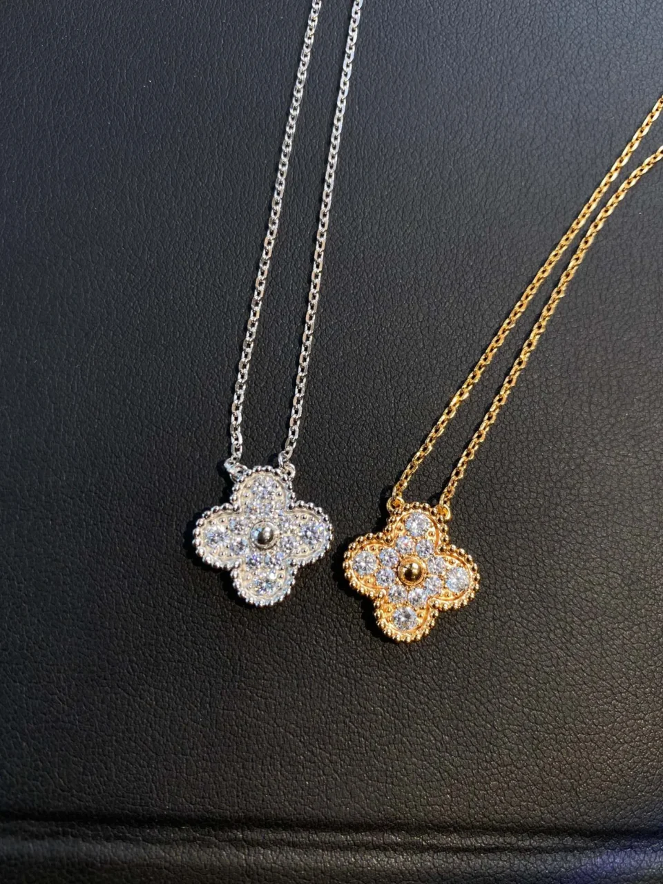 Vintage Alhambra pendant With diamonds