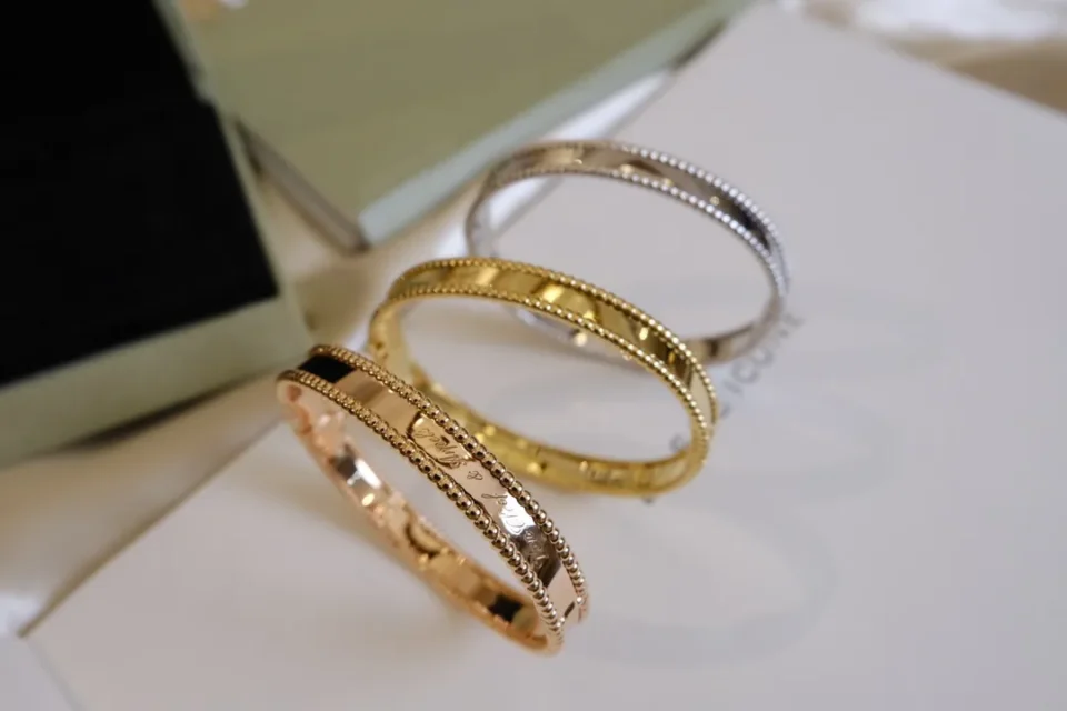 Perlée signature bracelet, medium model