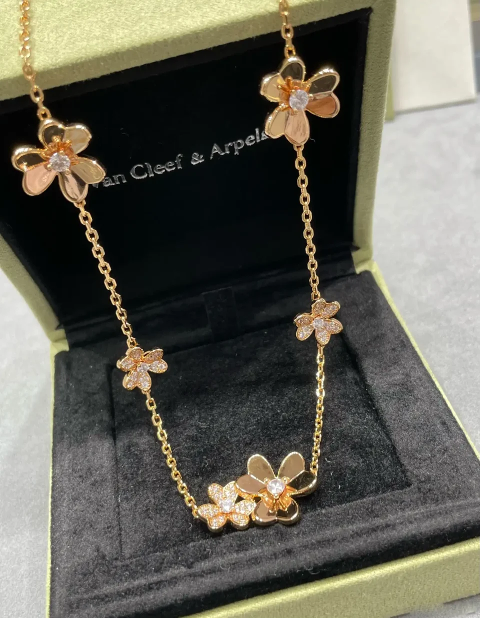 Frivole necklace, 9 flowers