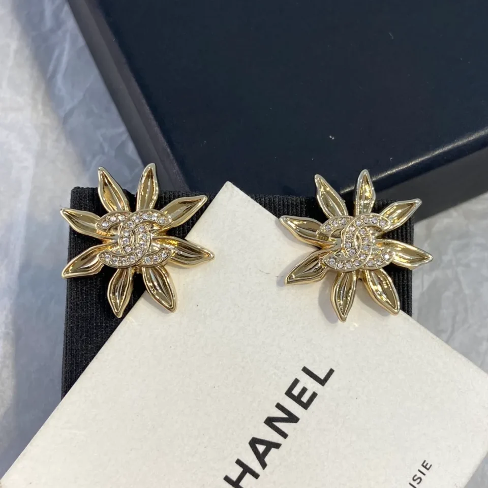 2024/25 Métiers d’art  Ear stud   Metal & Strass  Gold & Crystal