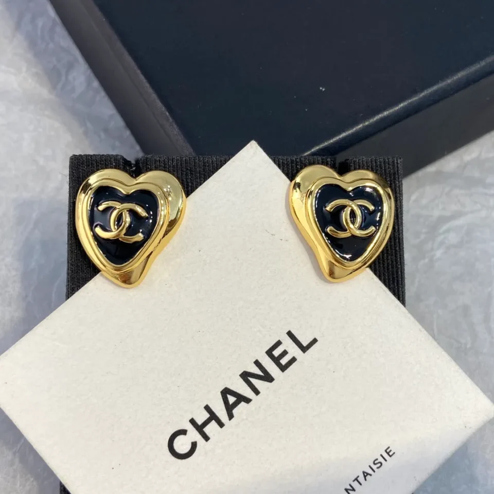 2024/25 Métiers d’art Heart  Ear stud   Metal & Strass  Gold &Black resin