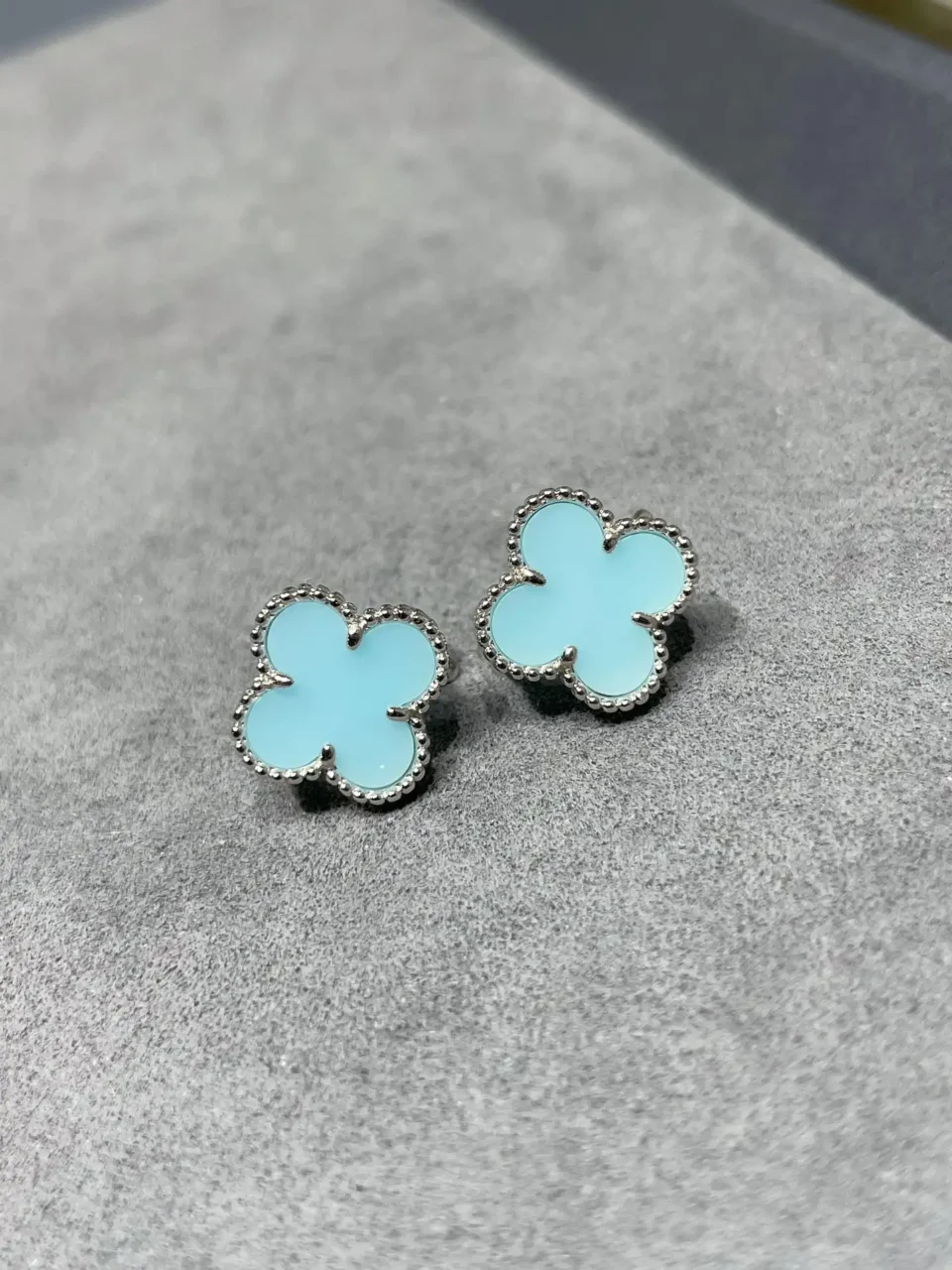 Vintage Alhambra earstuds ,18K white gold, Turquoise