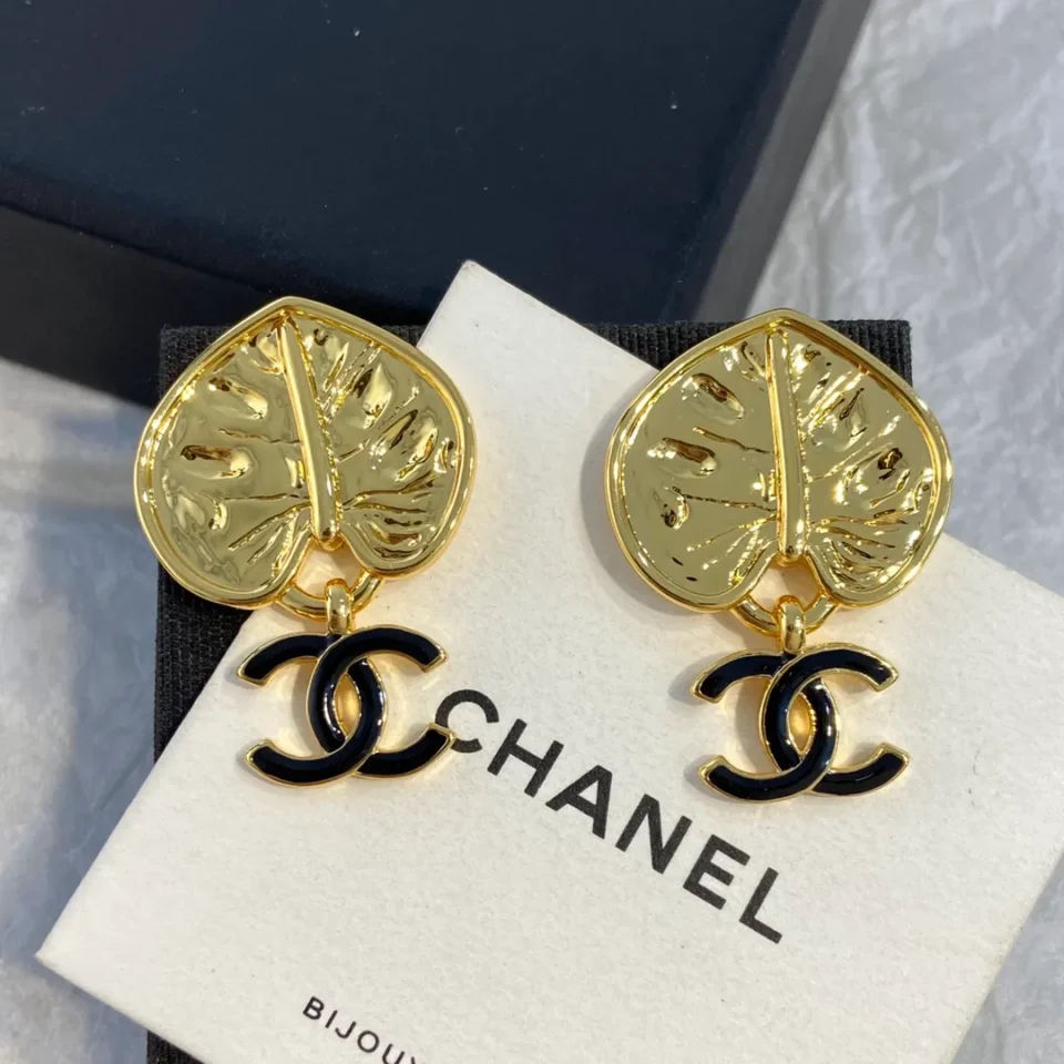2024/25 Métiers d’art   Pendant Earrings   Metal & Resin  Golden & Black