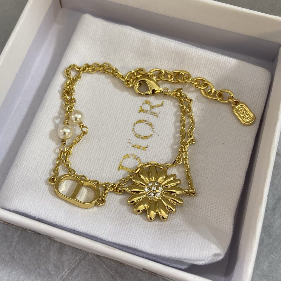CD Multi Flowers Bracelet